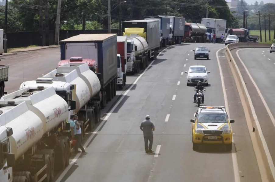 Greve dos caminhoneiros começa forte no Paraná