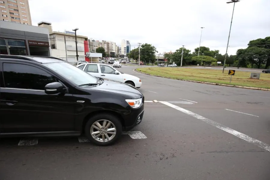 Motoristas ignoram regras de circulação nas rotatórias