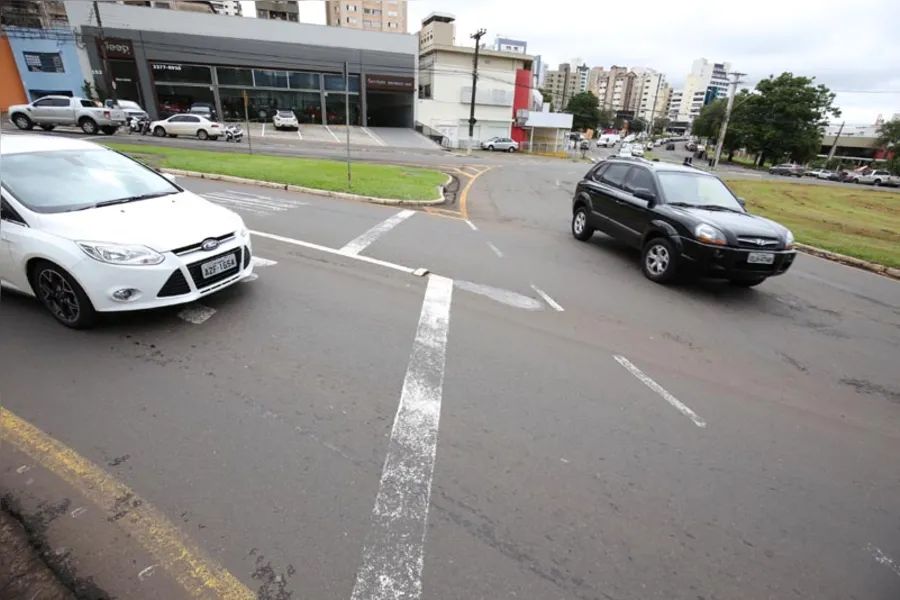 Motoristas ignoram regras de circulação nas rotatórias