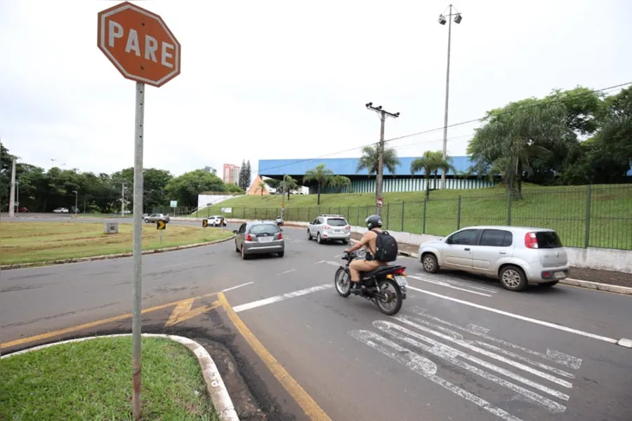 Motoristas ignoram regras de circulação nas rotatórias