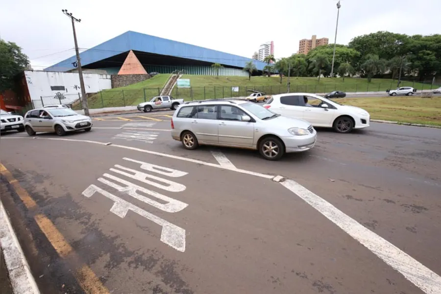 Motoristas ignoram regras de circulação nas rotatórias