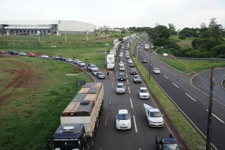 Greve dos caminhoneiros começa forte no Paraná