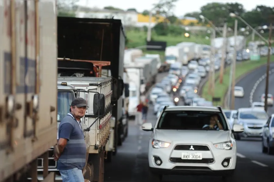 Greve dos caminhoneiros começa forte no Paraná
