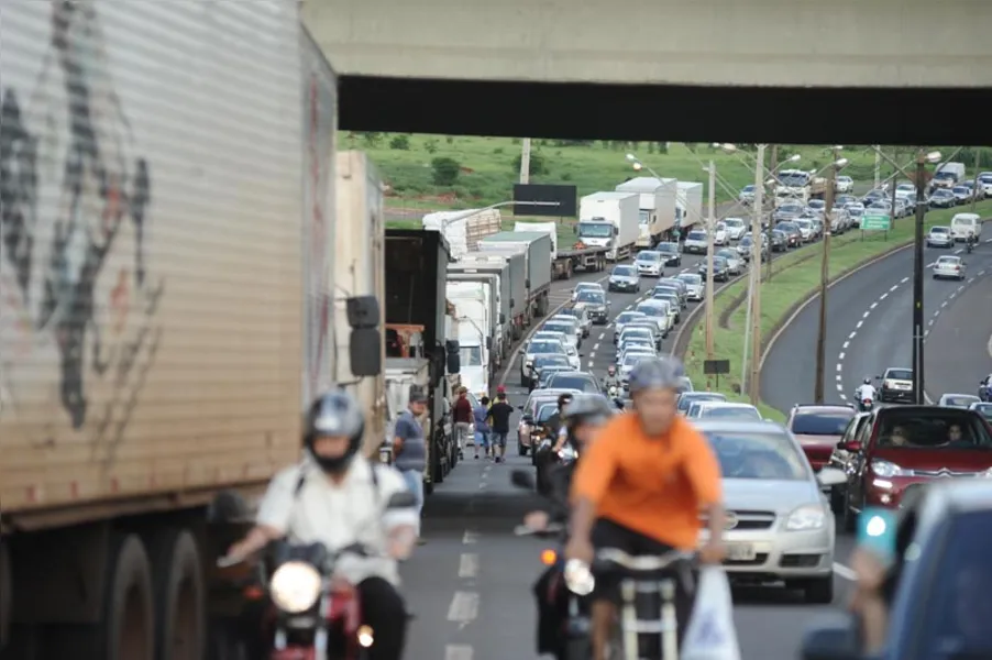 Greve dos caminhoneiros começa forte no Paraná