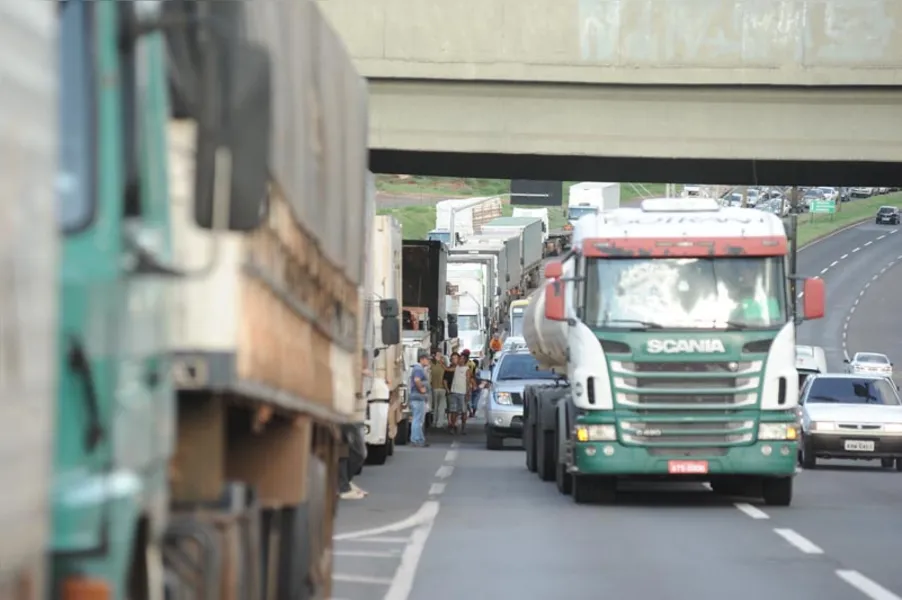 Greve dos caminhoneiros começa forte no Paraná
