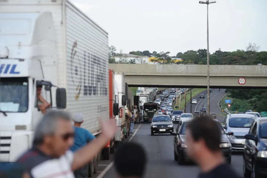 Greve dos caminhoneiros começa forte no Paraná