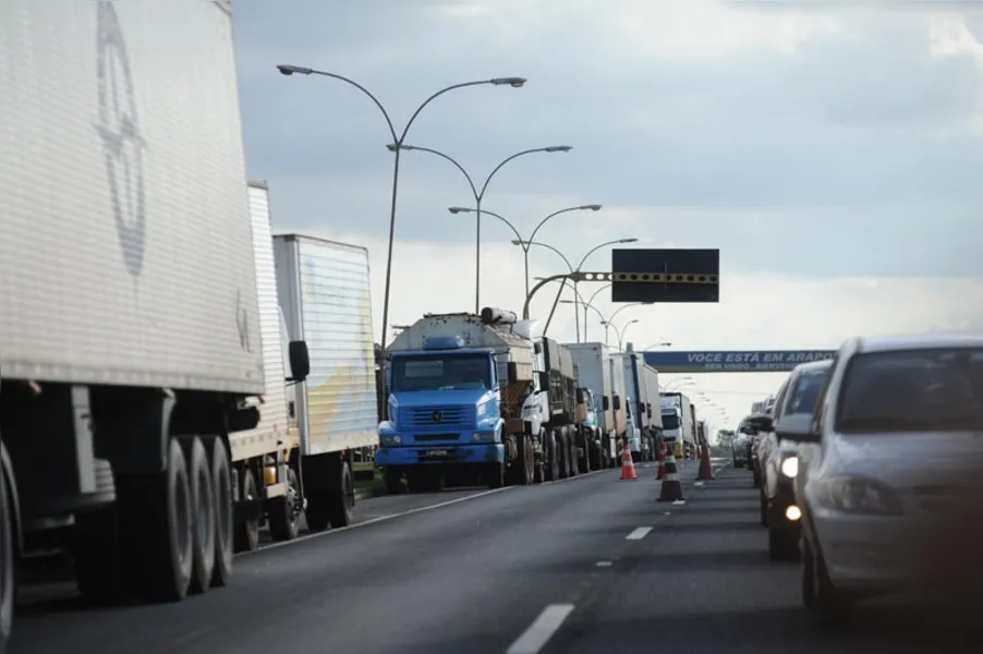 Greve dos caminhoneiros começa forte no Paraná