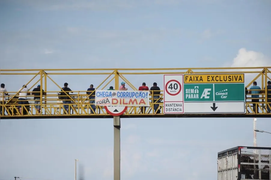 Greve dos caminhoneiros começa forte no Paraná