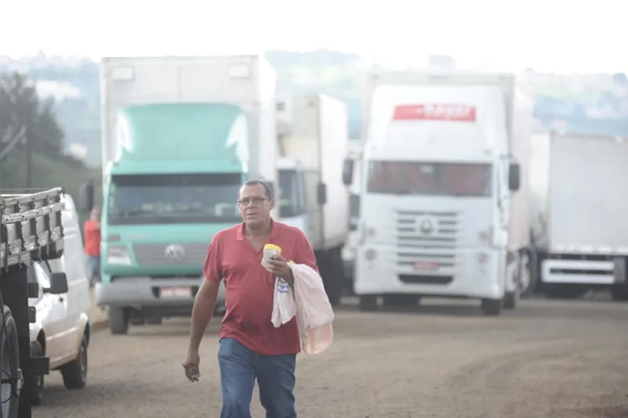 Greve dos caminhoneiros começa forte no Paraná