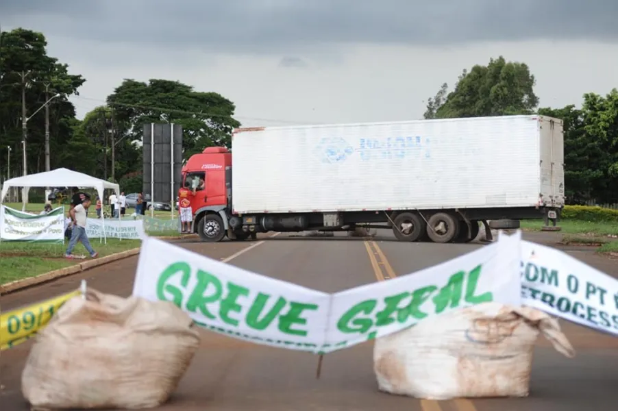 Greve dos caminhoneiros começa forte no Paraná