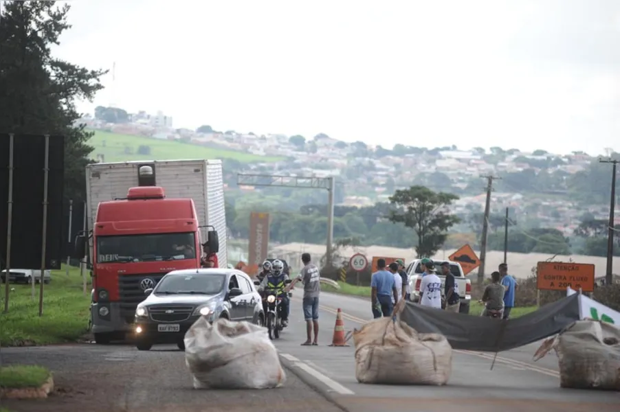 Greve dos caminhoneiros começa forte no Paraná