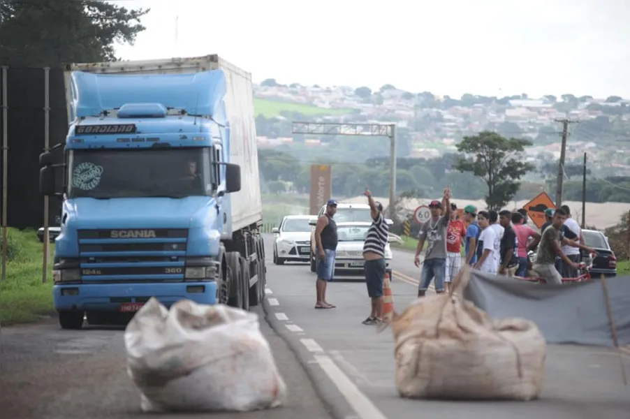Greve dos caminhoneiros começa forte no Paraná