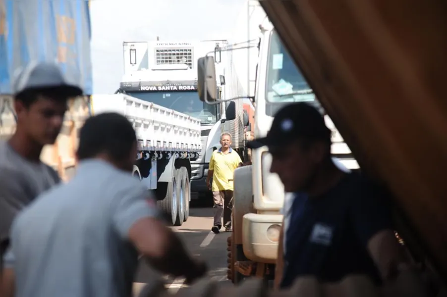 Greve dos caminhoneiros começa forte no Paraná