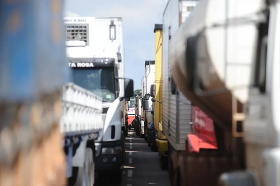 Greve dos caminhoneiros começa forte no Paraná