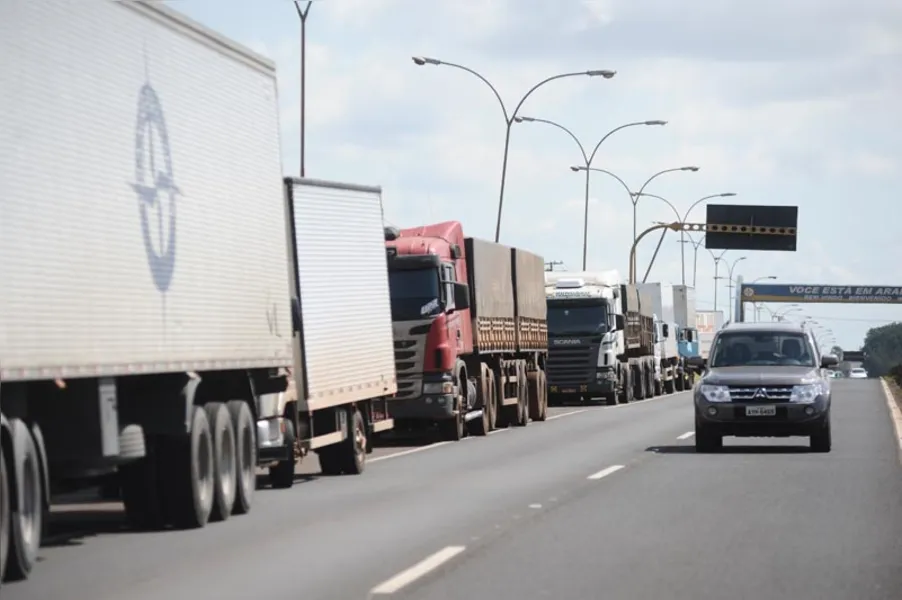 Greve dos caminhoneiros começa forte no Paraná