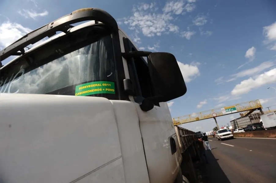 Greve dos caminhoneiros começa forte no Paraná