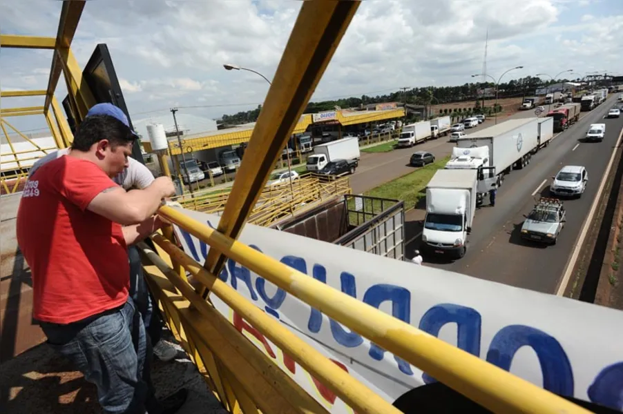 Greve dos caminhoneiros começa forte no Paraná