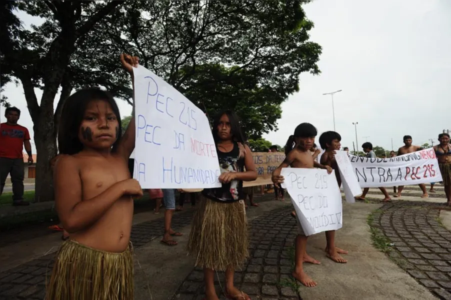 Índios ocupam aeroporto em protesto contra PEC 215