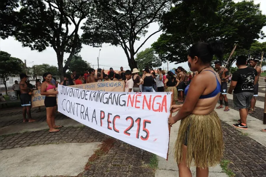 Índios ocupam aeroporto em protesto contra PEC 215
