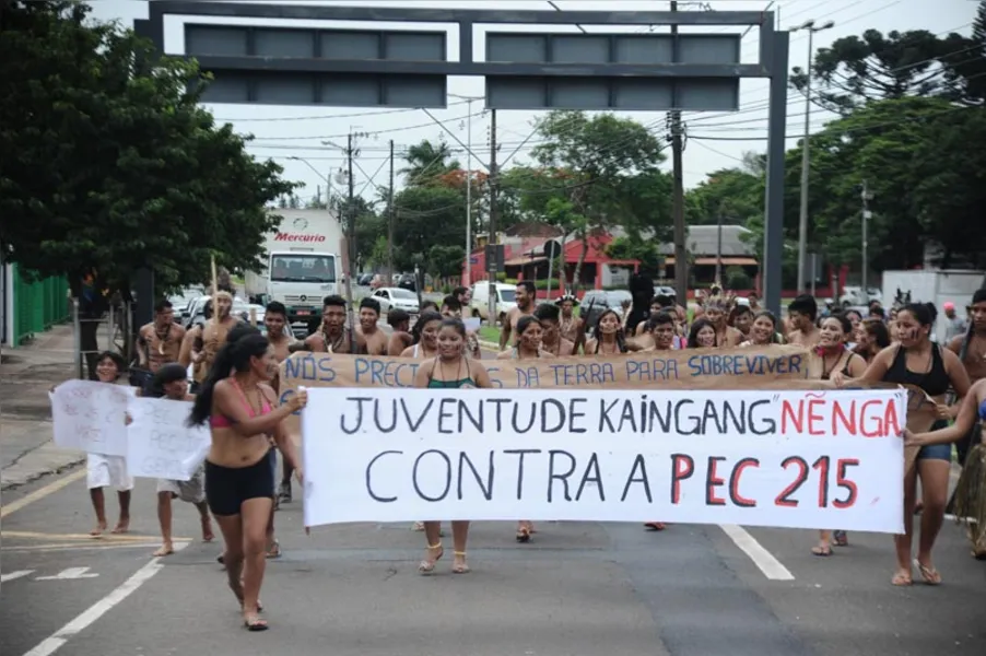Índios ocupam aeroporto em protesto contra PEC 215