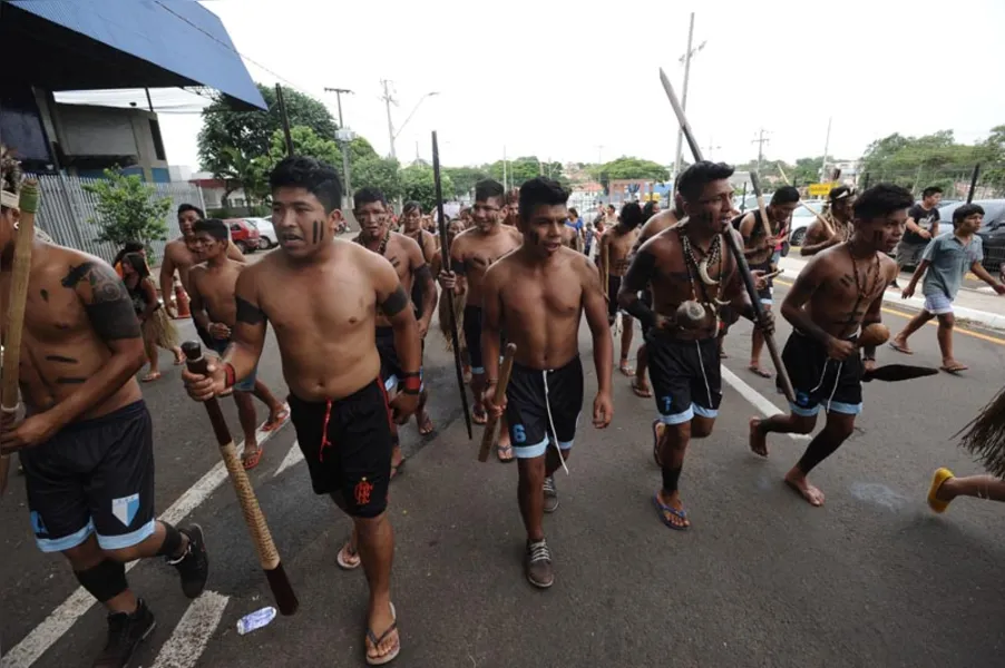 Índios ocupam aeroporto em protesto contra PEC 215