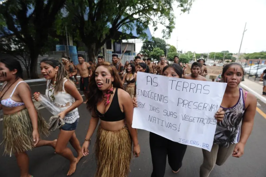 Índios ocupam aeroporto em protesto contra PEC 215