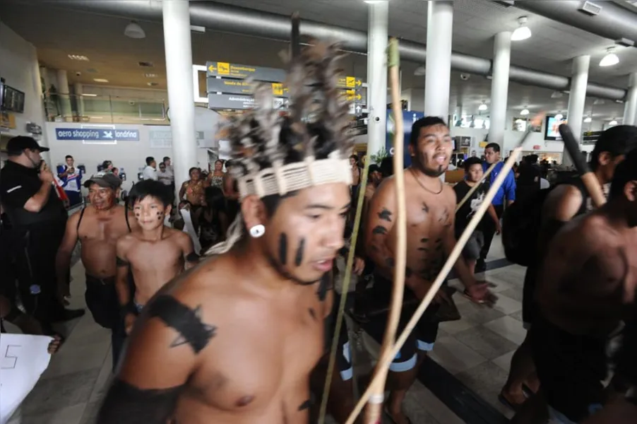 Índios ocupam aeroporto em protesto contra PEC 215