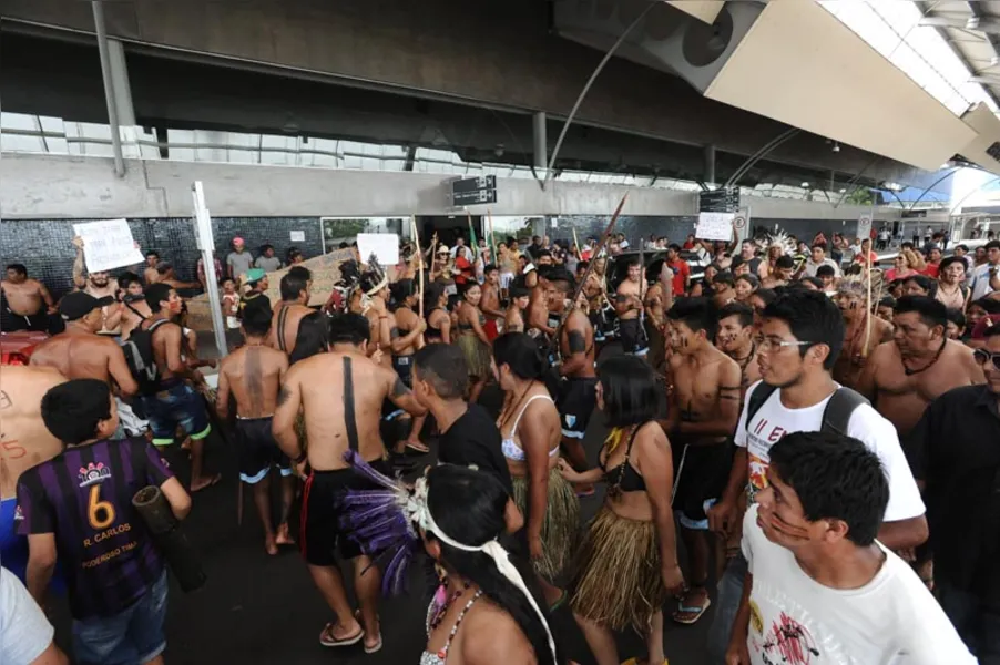 Índios ocupam aeroporto em protesto contra PEC 215