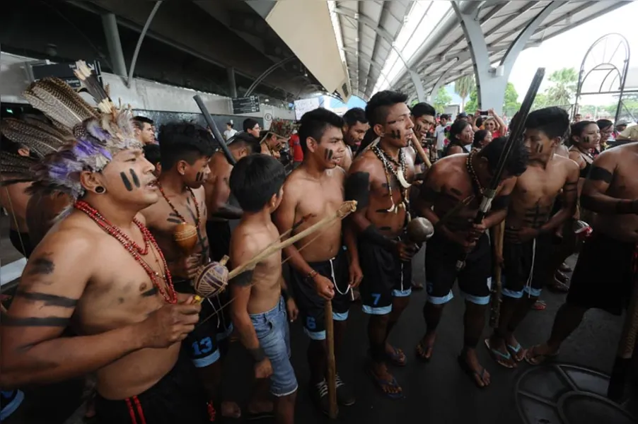 Índios ocupam aeroporto em protesto contra PEC 215