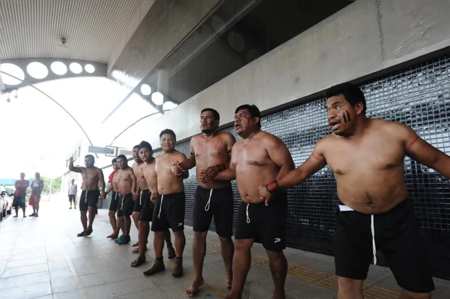 Índios ocupam aeroporto em protesto contra PEC 215