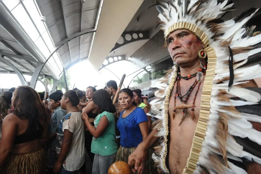 Índios ocupam aeroporto em protesto contra PEC 215