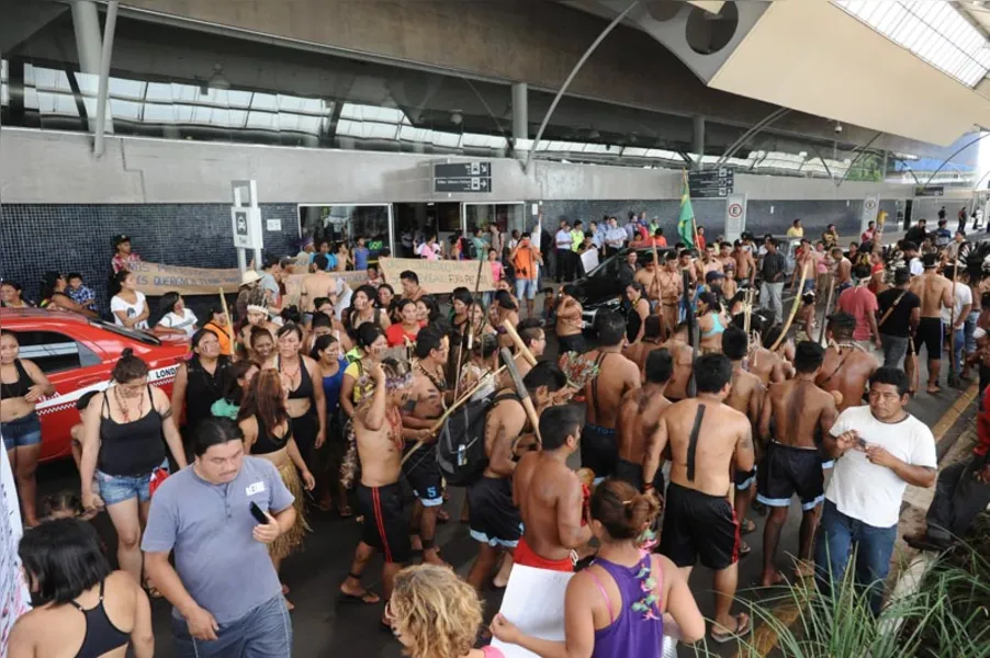 Índios ocupam aeroporto em protesto contra PEC 215