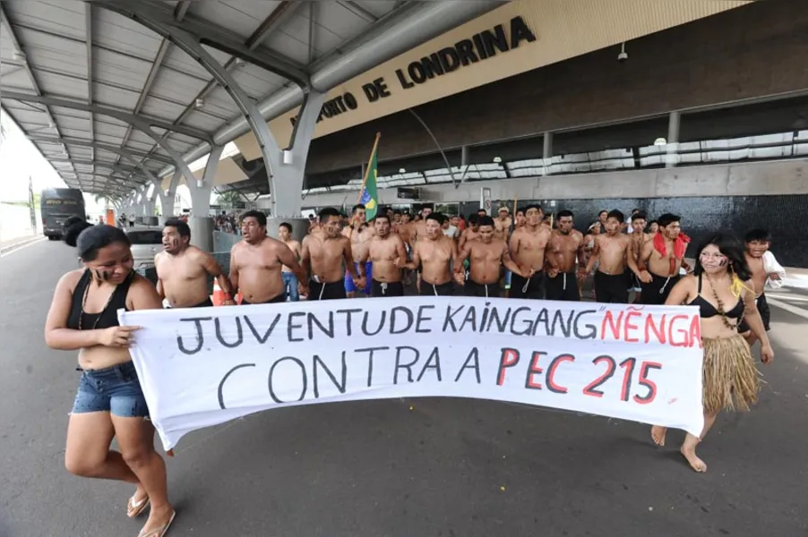 Índios ocupam aeroporto em protesto contra PEC 215