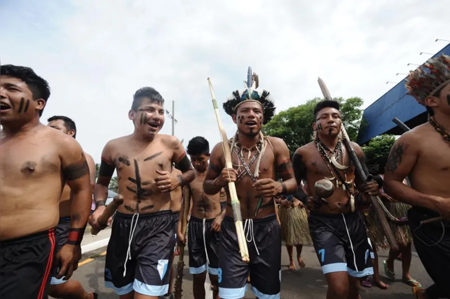 Índios ocupam aeroporto em protesto contra PEC 215