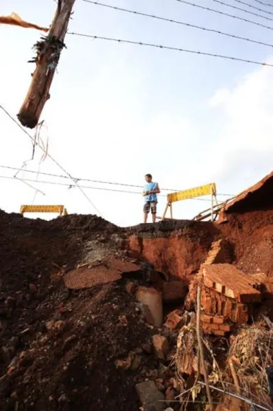 Cratera toma conta de fundo de vale no Vista Bela