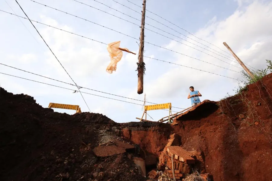 Cratera toma conta de fundo de vale no Vista Bela