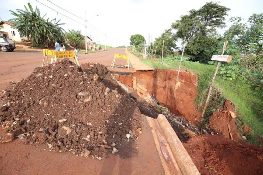 Cratera toma conta de fundo de vale no Vista Bela