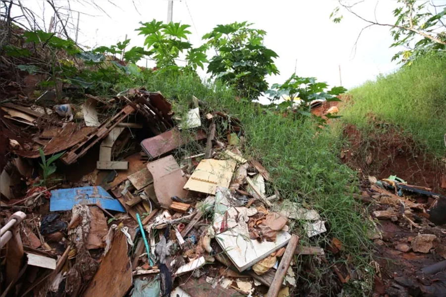 Cratera toma conta de fundo de vale no Vista Bela