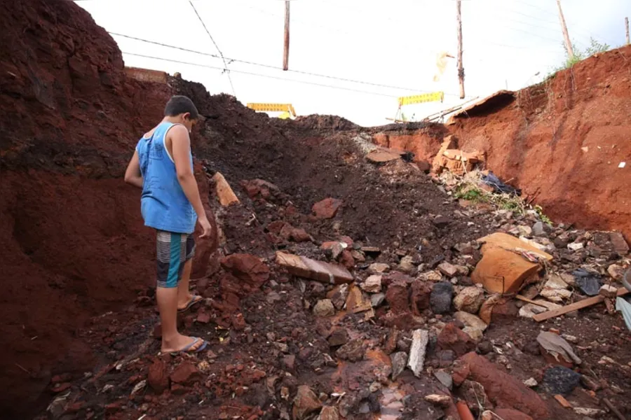 Cratera toma conta de fundo de vale no Vista Bela