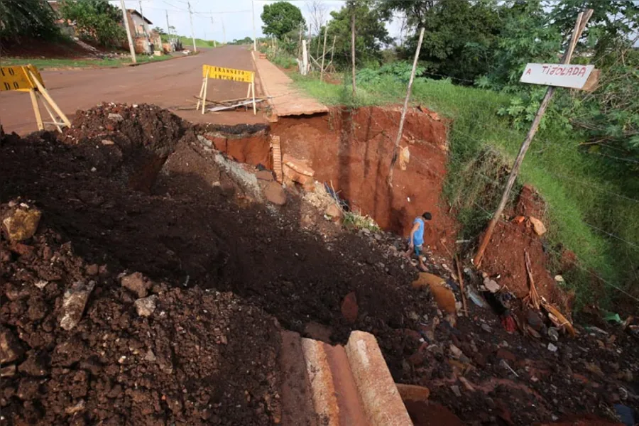 Cratera toma conta de fundo de vale no Vista Bela