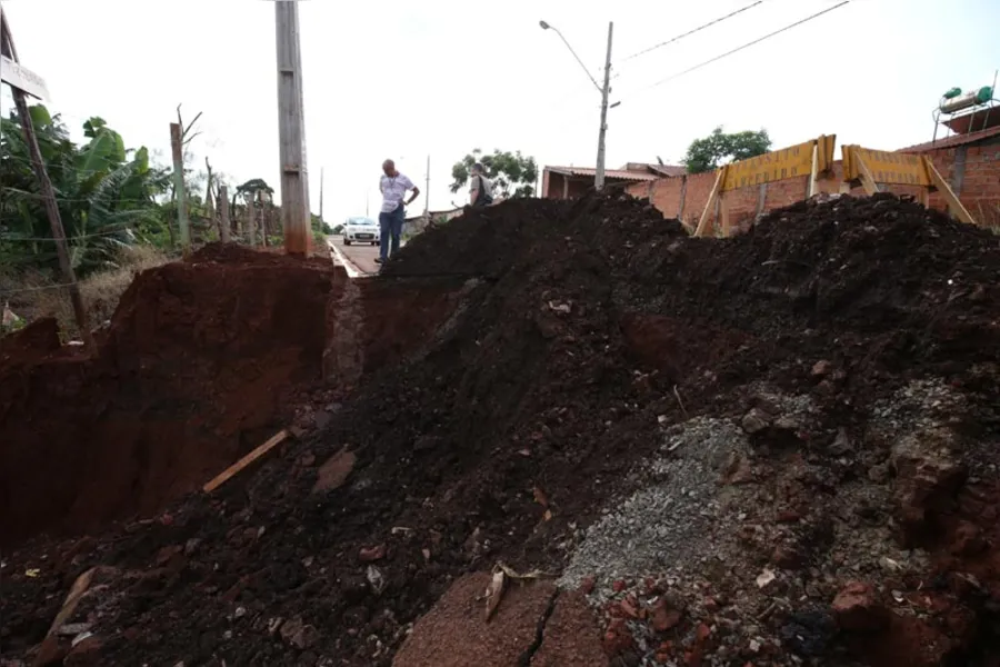 Cratera toma conta de fundo de vale no Vista Bela