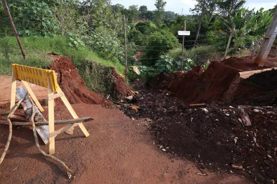 Cratera toma conta de fundo de vale no Vista Bela