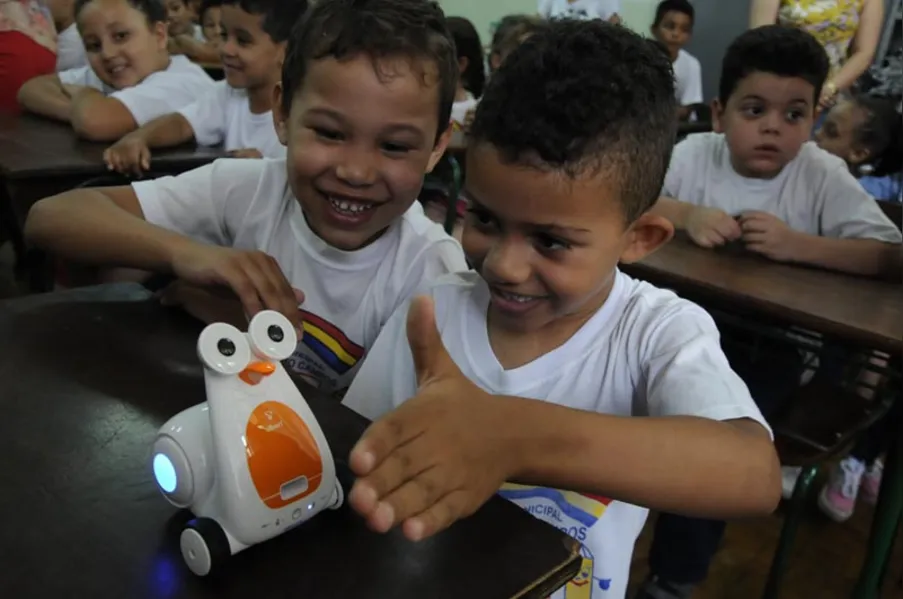 Robô ensina inglês e matemática para crianças
