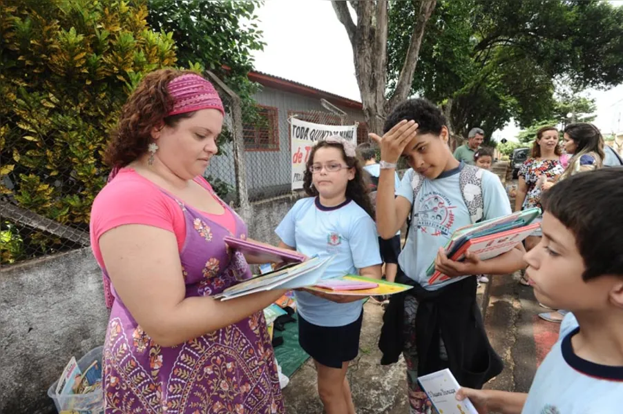 Troca de livros entre alunos e comunidade