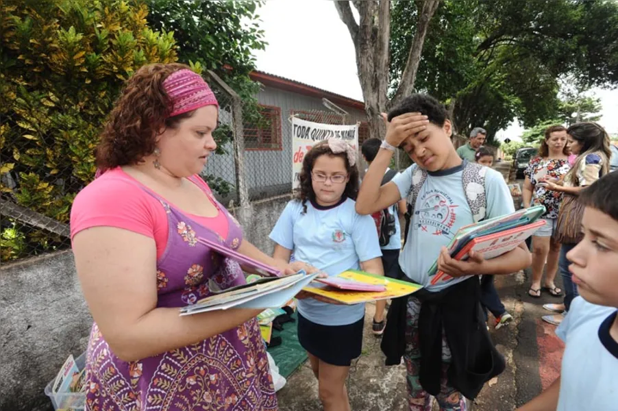 Troca de livros entre alunos e comunidade