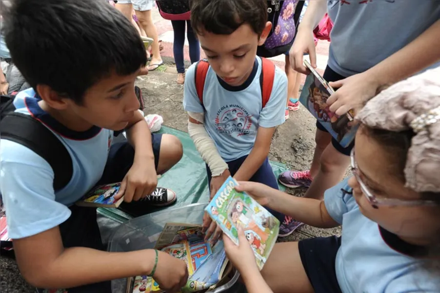 Troca de livros entre alunos e comunidade