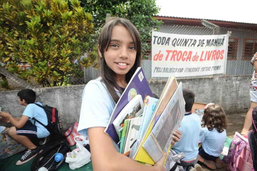 Troca de livros entre alunos e comunidade