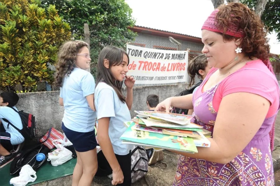 Troca de livros entre alunos e comunidade