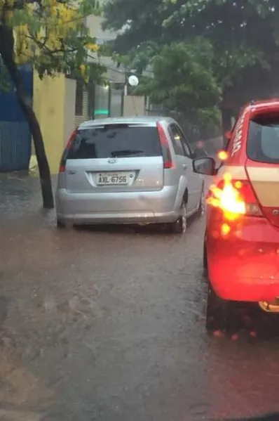 Temporal inunda avenidas de Londrina; confira fotos e vídeos!