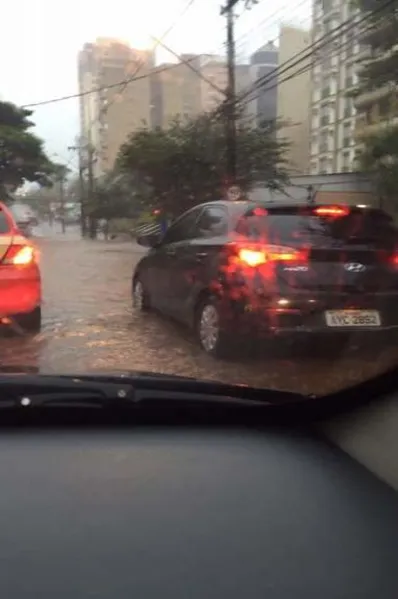 Temporal inunda avenidas de Londrina; confira fotos e vídeos!